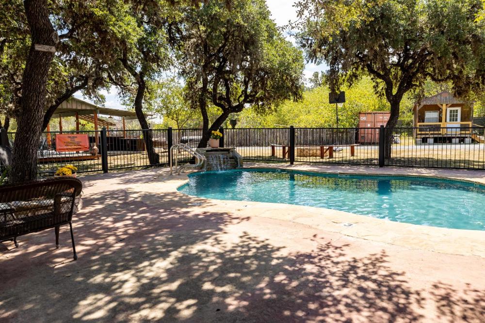 The Historic Leakey Inn